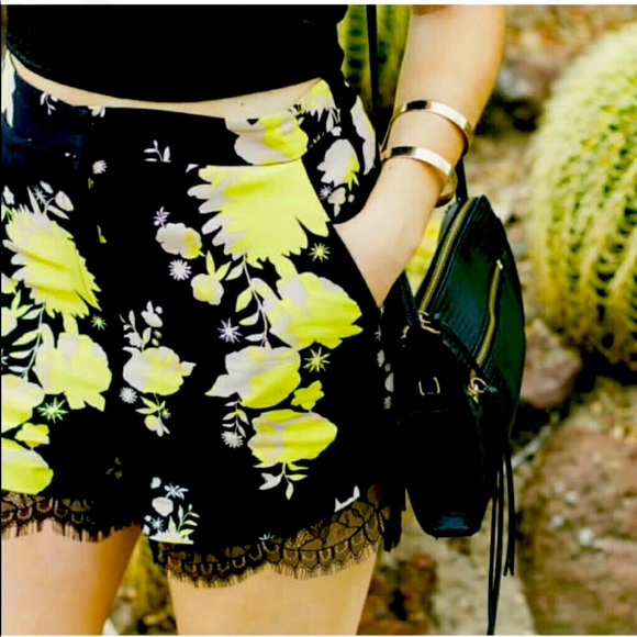 Topshop high waisted floral black lace pants-short - Picture 2 of 6